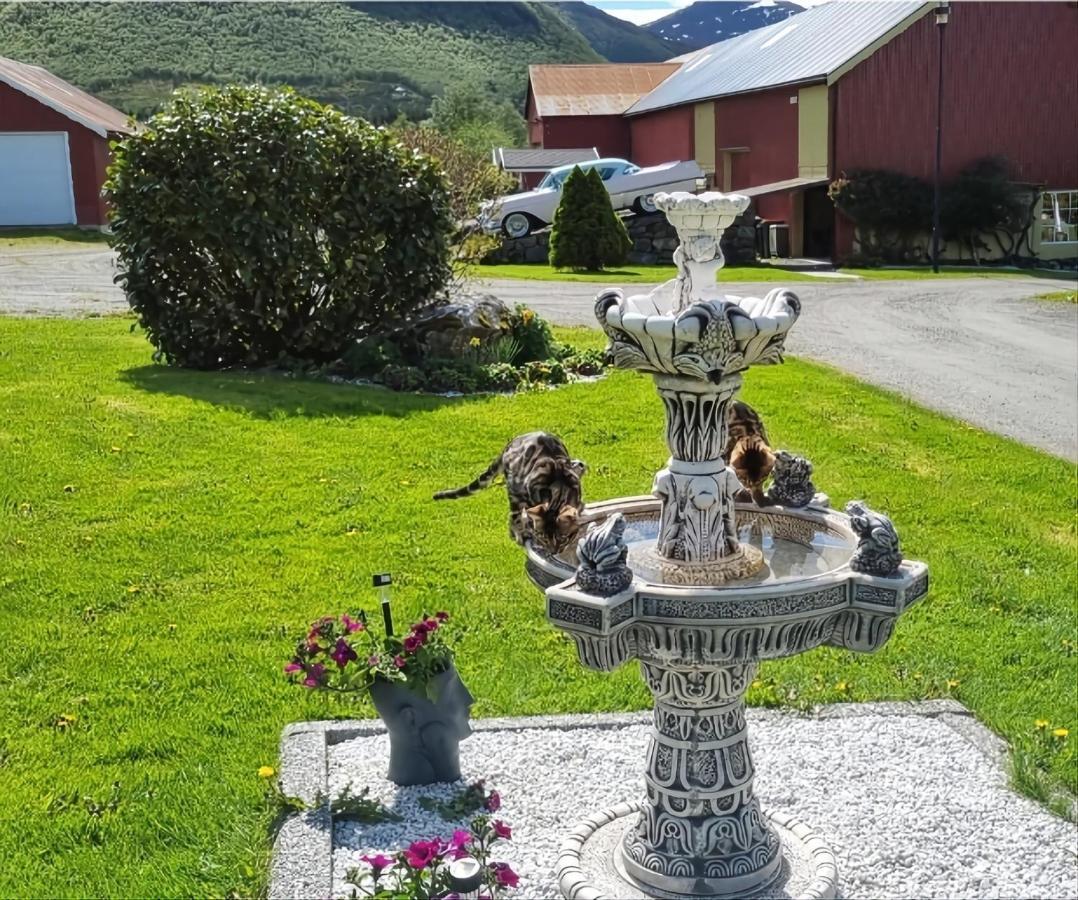 Rodseth Gardsovernatting Hytter Molde Exterior foto